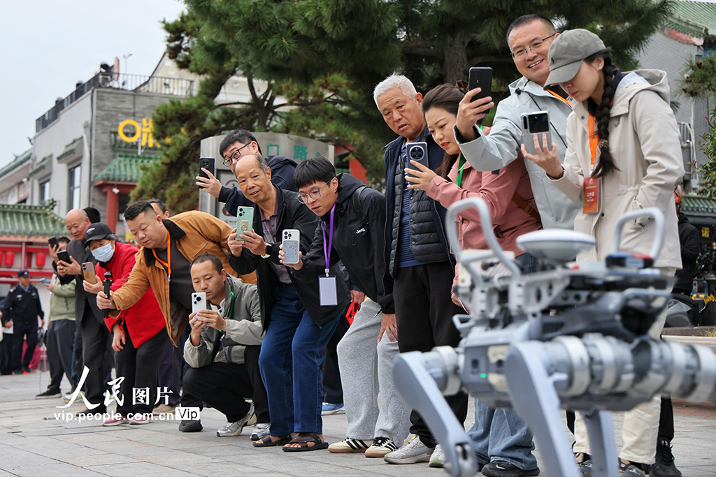 山东：首届CMG世界机器人登泰山大赛排位赛开赛