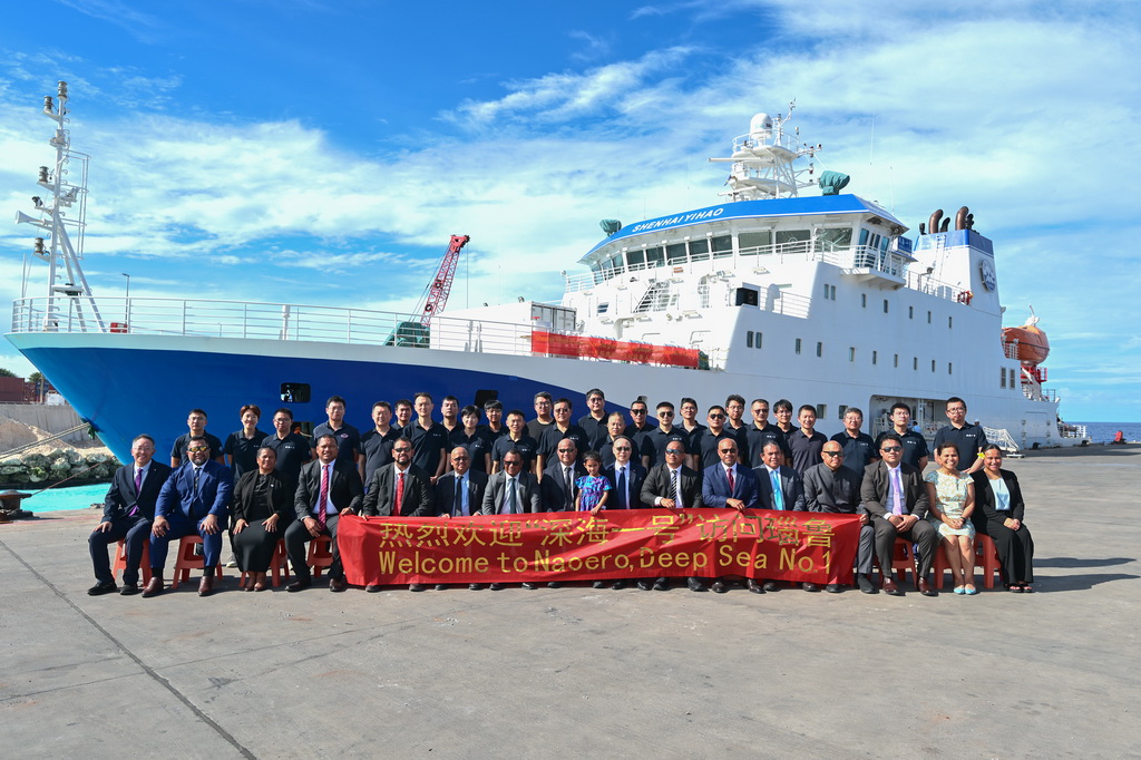 10月26日，应中国驻瑙鲁大使馆邀请，瑙鲁总统阿迪昂（前排中）、议长斯蒂芬（前排左七）等人登船参加开放日活动，并在瑙鲁艾沃港靠泊的“深海一号”船前与科考队员们合影。新华社记者 李鑫 摄