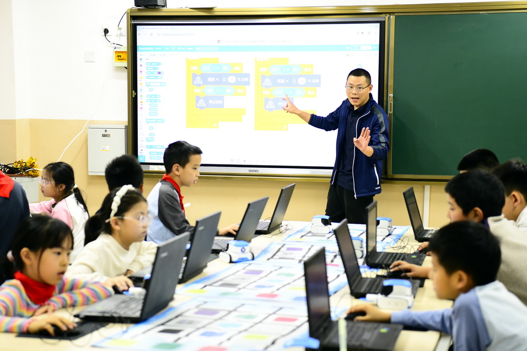 10月27日，在济南市市中区经成小学，教师为学生讲授人工智能通识课。