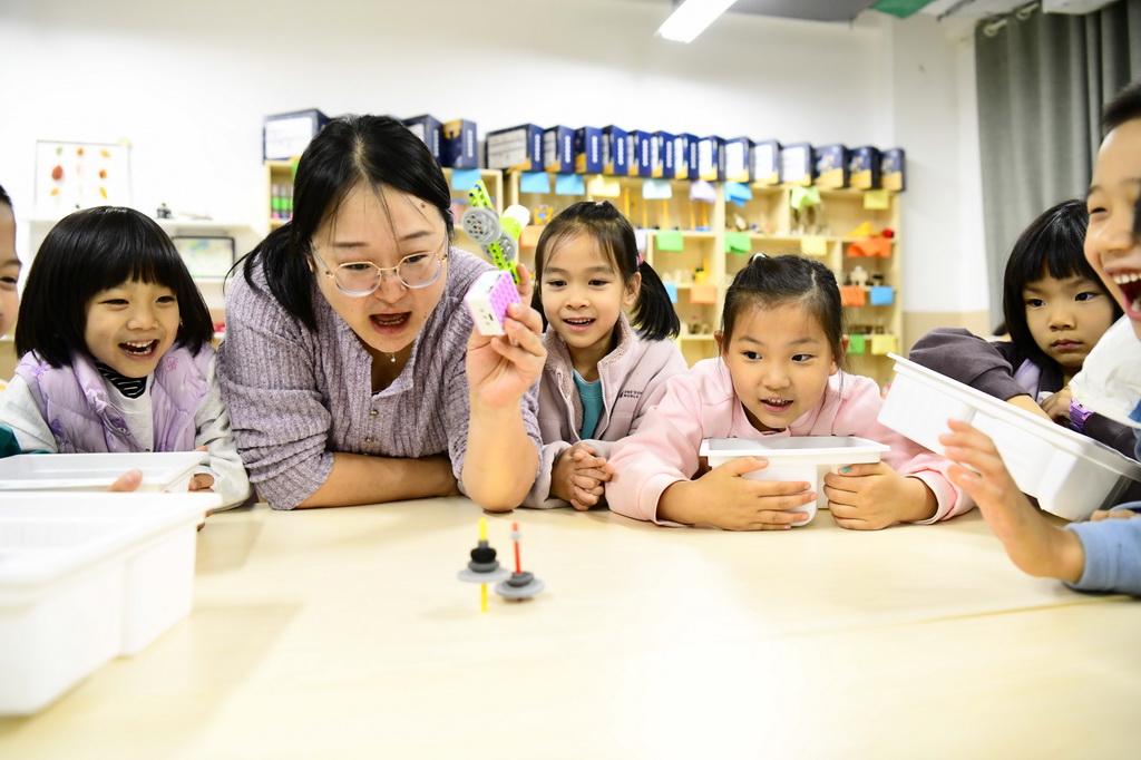 10月27日，在济南市市中区经成小学，老师带领学生体验陀螺发射器。