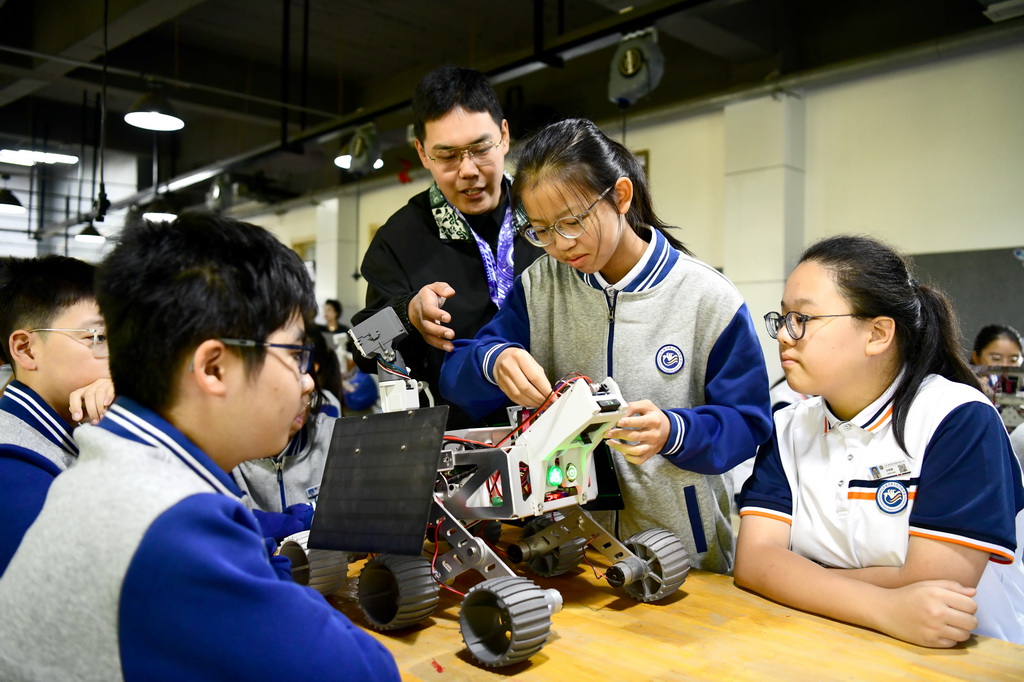 10月27日，在济南实验初级中学冷湖实验室，陈凯老师指导学生了解月球车工作原理。