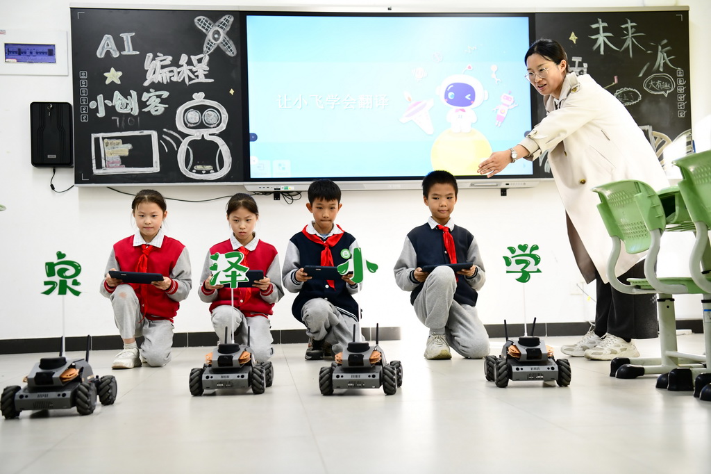 10月27日，在济南市市中区泉泽小学，老师指导学生训练智能机甲。