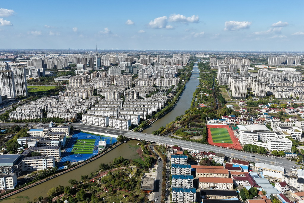 10月27日，学生在如东县掘苴河畔的操场上锻炼（无人机照片）。