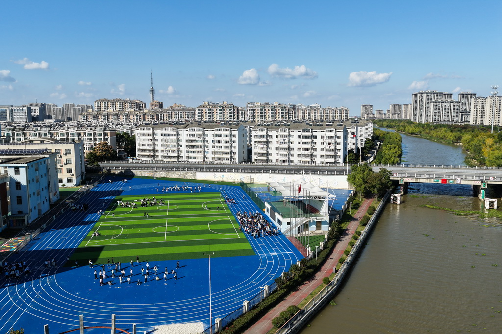 10月27日，学生在如东县掘苴河畔的操场上锻炼（无人机照片）。