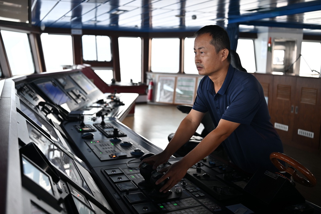 10月12日，“深海一号”船大副王凤积调整船向船速，配合布放“蛟龙”号入海。新华社记者 李鑫 摄