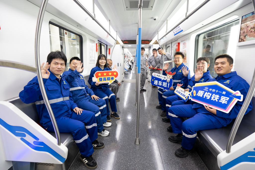 10月29日，参与建设的中铁十一局建设者乘坐武汉地铁12号线列车。