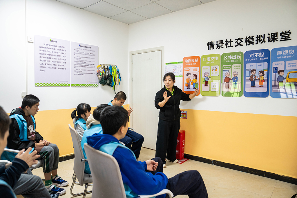 10月29日，在望城区星羽残疾人托养中心教室，工作人员带领学员进行社交模拟练习。