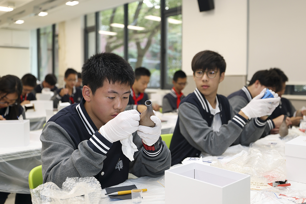 10月29日，学生在“破损陶瓶的修复体验”手工工作坊上体验。