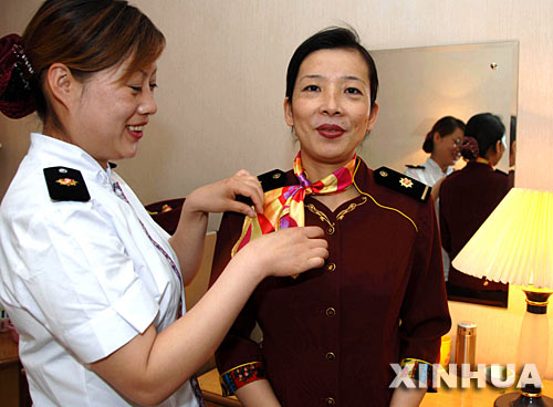 组图:漂亮的青藏铁路乘务员新制服