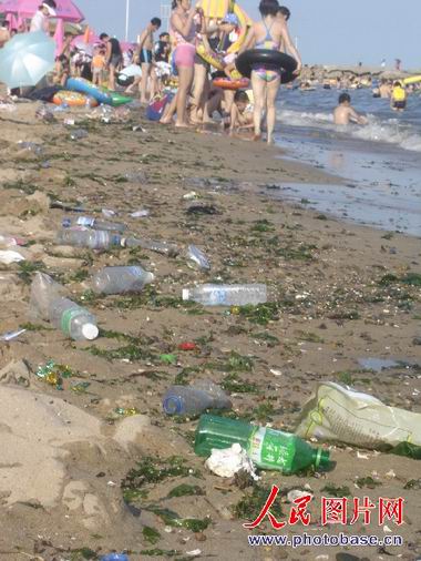 组图:秦皇岛乐岛海洋公园垃圾布满海滩 (4)