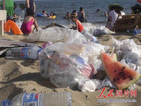 组图:秦皇岛乐岛海洋公园垃圾布满海滩