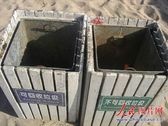 组图:秦皇岛乐岛海洋公园垃圾布满海滩 (3)
