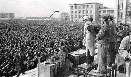 1967年4月10日,清华大学红卫兵将王光美骗至清华大学批斗.