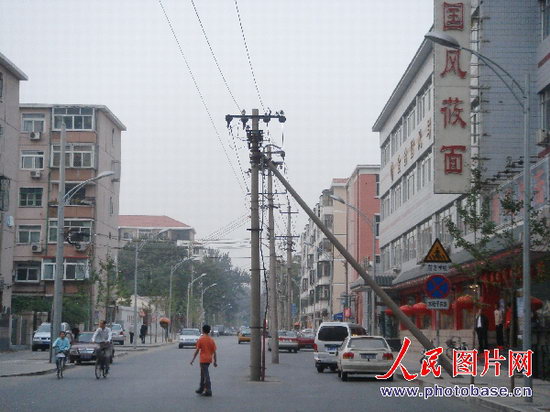 北京朝阳区两条路中间矗立成排电线杆_什么是什么