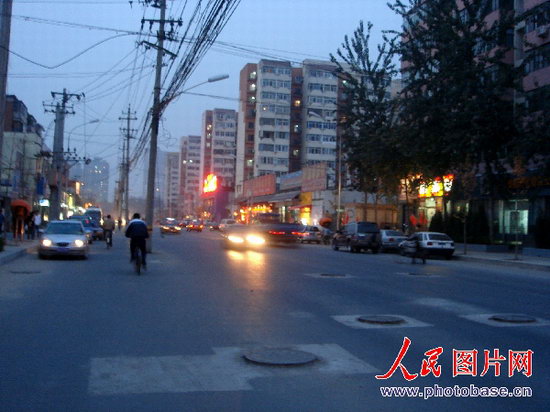 北京朝阳区两条路中间矗立成排电线杆_什么是什么