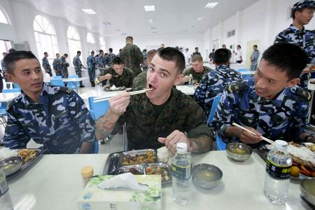 美国海军陆战队员在中国海军陆战队餐厅品尝中