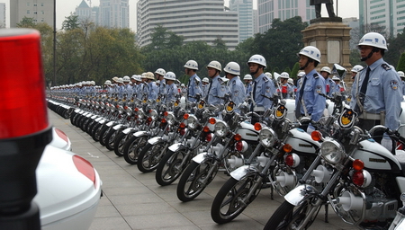 公安民警在获赠的摩托车前整队待发