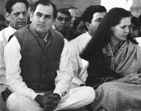 这是1986年10月2日，拉吉夫·甘地（左）和夫人在新德里参加圣雄甘地诞辰117周年纪念活动的资料照片。