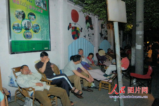 组图:杭州幼儿园门前彻夜排队给孩子报名