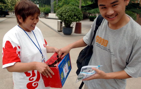 郑州市组织志愿者收集高考笔赠给贫困生