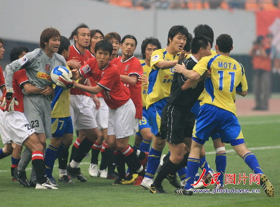 组图:A3联赛韩日足球对决爆发激烈冲突 (6)