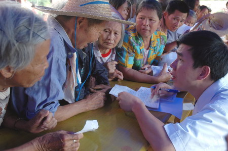 组图:广西红十字会送医送药到农家