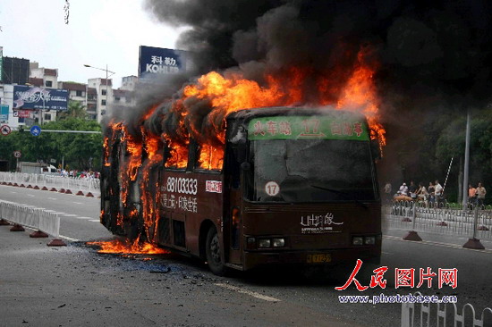 组图:福州公交车行驶中突起火 火势蔓延整个车