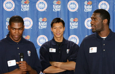 组图:NBA选秀球员现身特奥篮球训练班