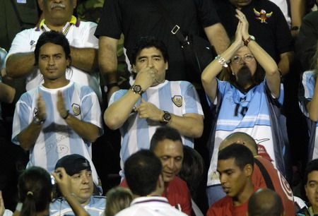 阿根廷足球明星马拉多纳(中)在看台上观看