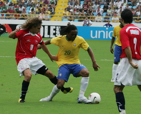 组图:美洲杯足球赛巴西3比0胜智利 (5)