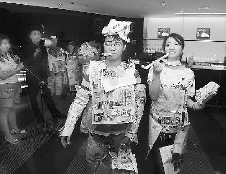 老上海报纸服装秀猫步