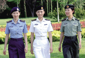 7月3日,三名女军人展示陆海空女军官新式夏常服.