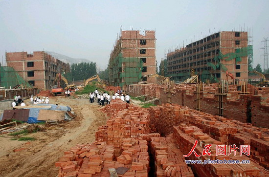 组图:济南2万平方米违法旧村改造楼被强拆 (6)