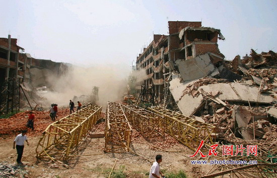 组图:济南2万平方米违法旧村改造楼被强拆 (5)