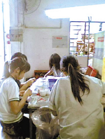 组图:东莞一玩具厂童工每天干足16小时