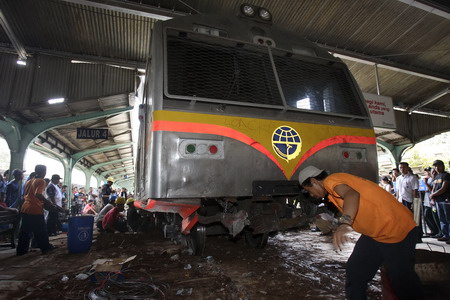 组图:雅加达发生火车脱轨事故