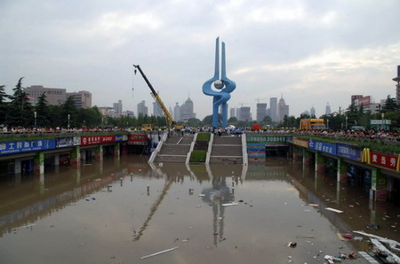 位于泉城广场的济南市最大的地下商场―银座购物广场遭.