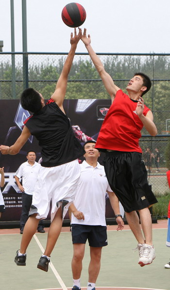 7月29日,参赛的球员在比赛开始时跳球.