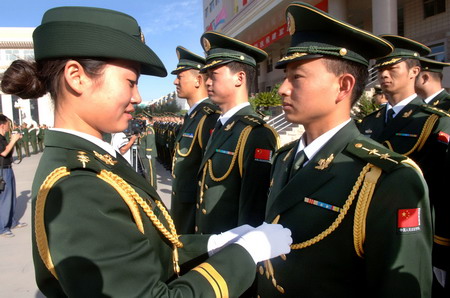 8月1日,武警宁夏总队在银川举行换装仪式.