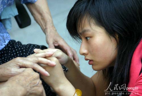 网络大赛摄影作品:暑期做义工 爱心献孤老 (3)