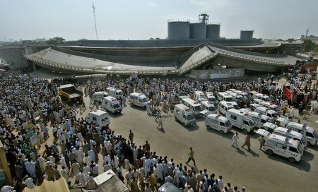 组图:巴基斯坦发生大桥坍塌事件