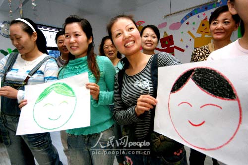 网络大赛摄影作品:幼儿教师练习微笑迎开园