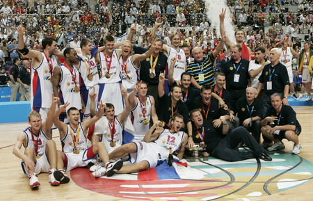 组图:俄罗斯队夺得欧洲男篮锦标赛冠军 (6)