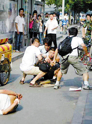 便衣警察当街抓获嫌疑人(资料图片)