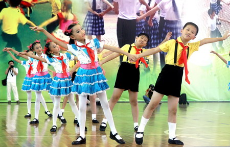 组图:上海推广中小学校园集体舞 (2)