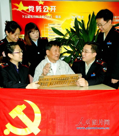 南京:地税局老党员向新党员讲传统喜迎十七大