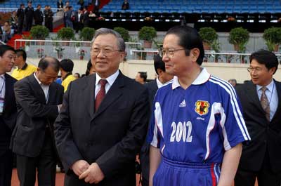中国全国人大代表与日本国会议员举行足球友谊