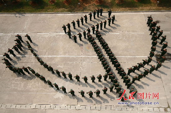 组图:湖北部队官兵庆祝十七大召开