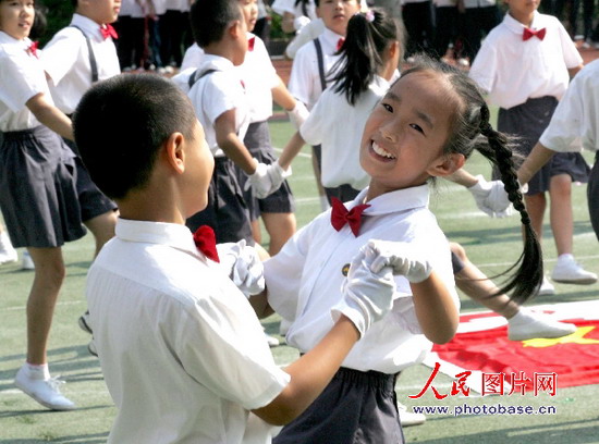 福州:同跳校园集体舞 中小学生表情各异