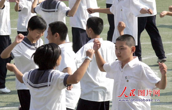 福州:同跳校园集体舞 中小学生表情各异 (2)